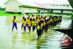 Halaman SDN 26 Sintang Selalu Tergenang Air