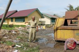 Bau Sampah Ganggu Belajar Siswa SD dan TK Sintang