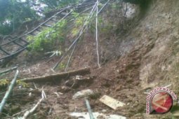 Longsor putuskan akses warga Lebong Tandai