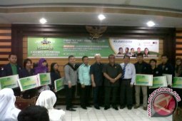Jamsostek Berikan Beasiswa Kepada Sepuluh Mahasiswa Untan
