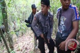 Polisi Kepung Perkampungan