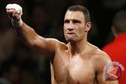 Istri Vitali Klitschko minta sang juara mundur