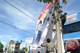 Satpol PP tertibkan peraga kampanye salahi aturan