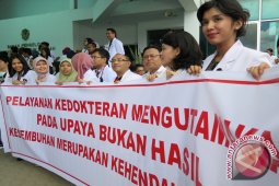Ratusan Dokter Di Gorontalo Turun Ke Jalan