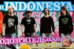 Rocker Rusia Borong Gitar dan Seruling Indonesia