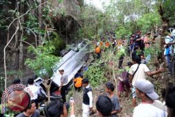 Polisi Identifikasi Bangkai Bus Wisata