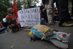 Tuntut Pengusutan Korupsi Kades