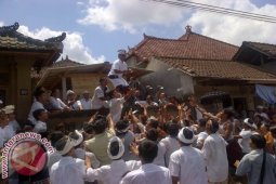 Warga Bongan Rayakan Kuningan Dengan "Mesuryak"