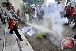 Padamkan Api Demonstran
