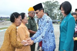 Menyerahkan Bingkisan Hari Pahlawan