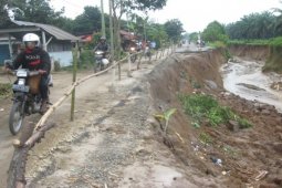 Badan Jalan Longsor