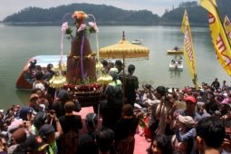 Larung Sesaji di Telaga Ngebel