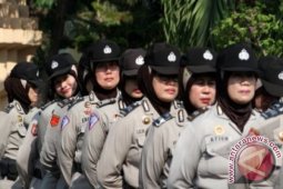 Polwan Berjilbab Ikuti Apel
