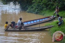 Ke Sekolah Mengayuh Sampan Sendiri