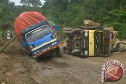 Truk Terguling di Jalan Sosok - Simpang Ampar