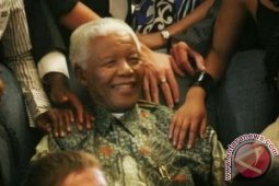 Batik Suharto dan "Sihir Mandela"