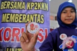 Kejari Koba Bagikan Baju dan Pin Antikorupsi