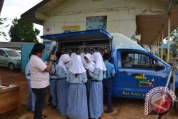 Banjarmasin library car carries storytellers