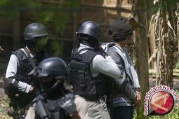 Polisi tangkap tiga rekan tersangka teroris Iwan
