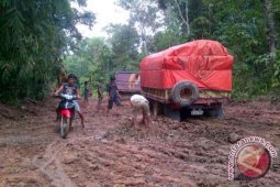 PT PAM Perbaiki Jalan Sungai Asam Asal-asalan