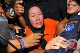 Ratu Atut Menangis di Mobil Tahanan