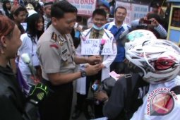 Kapolres OKU dicegat pendemo ikut bagikan bunga