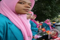 Hari Ibu, Mahasiswa STAIN Malikussaleh Bagi Bunga