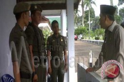 Inilah dialog Fasha dengan Pol PP di pos penjagaan