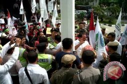 Pendemo Ingin Tidur Di Kejati