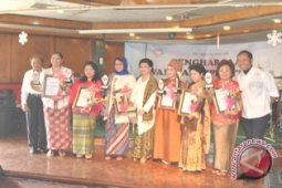 Puji Astuti Raih Figur Politikus Wanita Inpiratif 2013