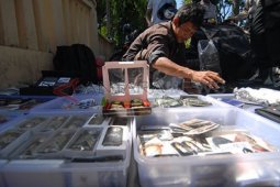 Penjual Keliling Aksesoris Polisi