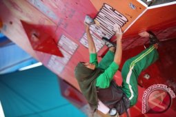 PANJAT DINDING BOULDER PUTRI