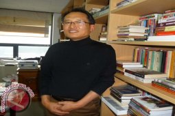 Perjalanan Panjang Prof Koh Mengenali Sastra Indonesia
