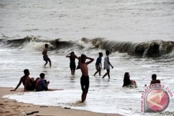 Dilarang Beraktivitas di Pantai Singkawang