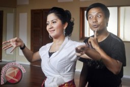 Deasy Natalina Seriusi Pelajari Tari Pendet
