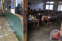 Belajar di Kelas Tergenang Banjir