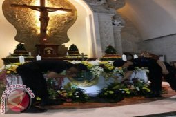 Polisi Sterilkan Gereja Jelang Natal