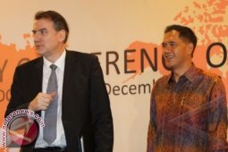 Gita Wirjawan Ajak Parlemen WTO Kenakan Batik