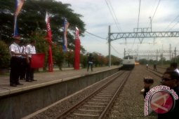 Kereta Api angkut semen kurangi beban jalan