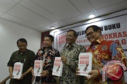 Mahalnya Demokrasi, Memudarnya Ideologi