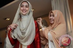 Oki Setiana Dewi Fitting Baju Pernikahan