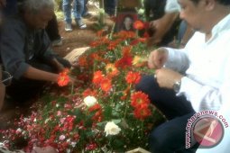 Mulyana dimakamkan di samping makam ibunya