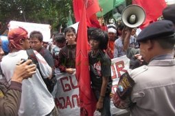 Unjuk Rasa Jelang Kedatangan Presiden