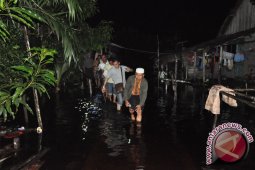 Pemkab Bangka Serahkan Bantuan Korban Banjir