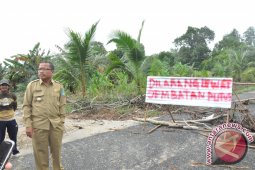 Bupati Bangka Tinjau Jembatan Putus Akibat Banjir