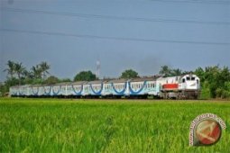 Seorang petani hentikan laju KA karena ada rel gompal