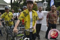 Hari pertama larangan bawa kendaraan bermotor, Jokowi bersepeda