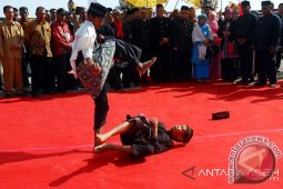 DISAMBUT TRADISI SILAT