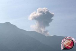 Marapi kembali hembuskan asap putih tebal
