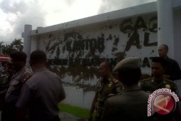 Mahasiswa Lempari Lumpur Plang Nama Kantor Gubernur Kalbar